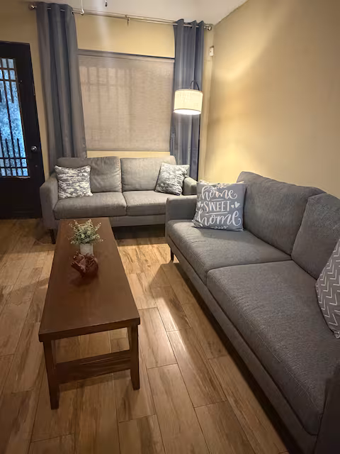 Sala amueblada en casa de hospedaje ejecutivo en Guadalupe, Nuevo León